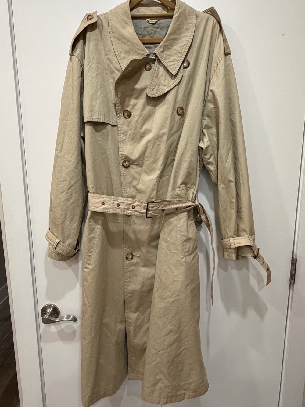Georgio Armani Men's tan Trenchcoat Vintage, Made in Italy, Size 42 1990’s